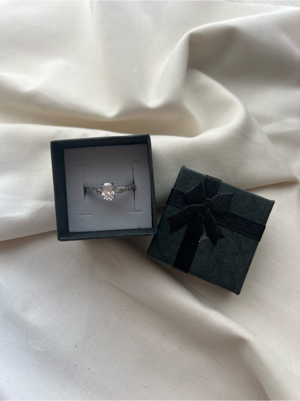 Oval diamond ring